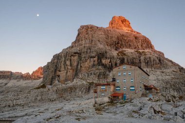 Dolomite Alplerindeki dağ zirveleri. İtalya 'nın güzel doğası. Chalet Pedrotti.