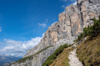 Dağlarda yürüyüş iz. Dağ Brenta Dolomites doruklarına. Trentino, İtalya