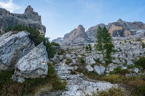 Toeristisch pad met mooie dolomiet landschap in de achtergrond, Dolomieten, Italië — Stockfoto