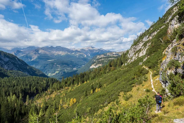 Homem viajante caminhadas na paisagem de Dolomitas Montanhas na Itália. Conceito de aventura de viagem, Dolomites Alps — Fotografia de Stock
