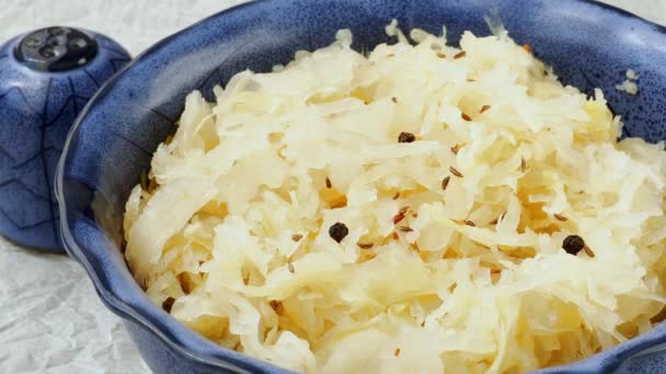 Sauerkraut Einer Blauen Schüssel Frisches Gesundes Sauerkraut — Stockvideo