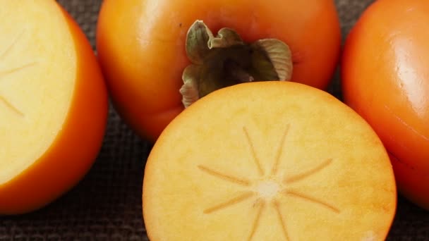 Hela Och Halva Färsk Mogen Sharonfrukt Japansk Persimon Diospyros Kaki — Stockvideo