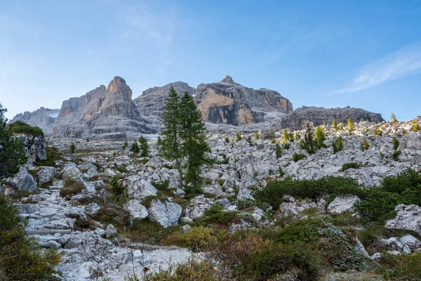 Toeristisch pad met mooie dolomiet landschap in de achtergrond, Dolomieten, Italië — Stockfoto