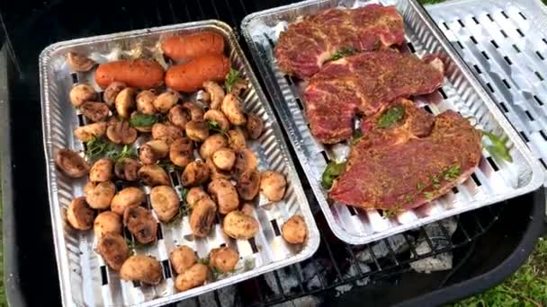 Carne Cerdo Parrilla Setas Parrilla Barbacoa Preparación Alimentos Bandejas Aluminio — Vídeos de Stock