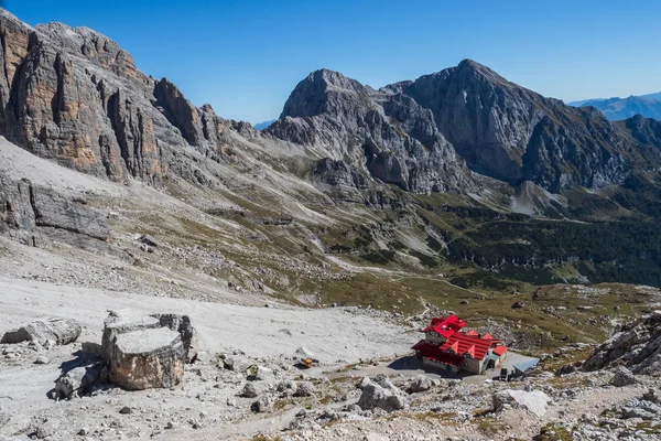 Toerist met wandelrugzakken in bergwandeling op zomerdag. — Stockfoto