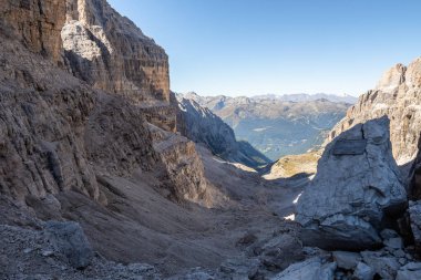 Ünlü Dolomites dağ zirvelerinin panoramik manzarası, Brenta. 