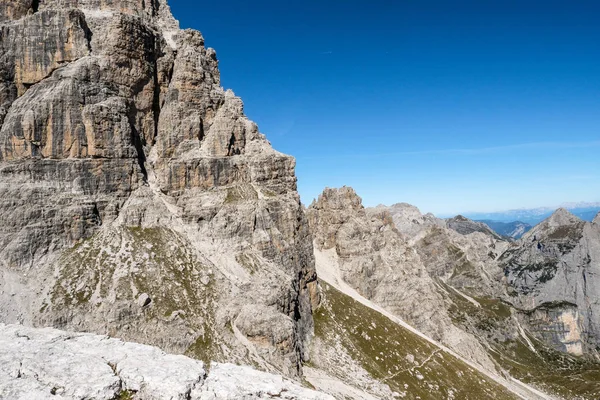 Panoramisch uitzicht op de beroemde bergtoppen van de Dolomieten, Brenta. — Stockfoto