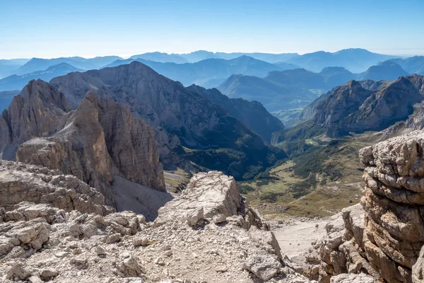Gyönyörű kilátás a Dolomitok híres hegycsúcsaira, Brenta. — Stock Fotó