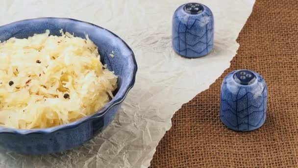 Sauerkraut in a blue bowl. Fresh healthy sauerkraut. — Stock Footage Sauerkraut Blue Bowl Fresh Healthy Sauerkraut Video Clip