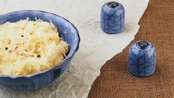 Sauerkraut Tazón Azul Chucrut Fresco Sano — Vídeo de stock