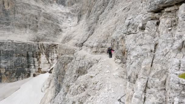바위에 하이킹 경로에 관광객 돌로미티의 등반가 페라타 알피니 슈타이그 돌로미티 — 비디오