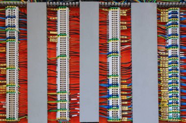 Elektrik terminali bağlantı kutusunda. Elektrik kabloları ve kabloları.