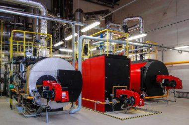Gaz kazan dairesinde buhar üretimi için gaz kazanları var.