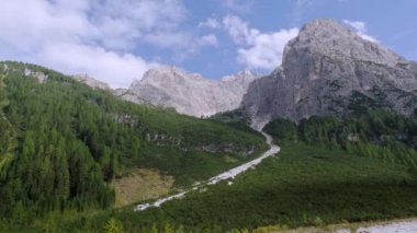 Güney Tyrol, İtalya 'da Ferrata Alpinisteig ve Sexten Dolomites dağ panoramasının yakınındaki ünlü vadi.