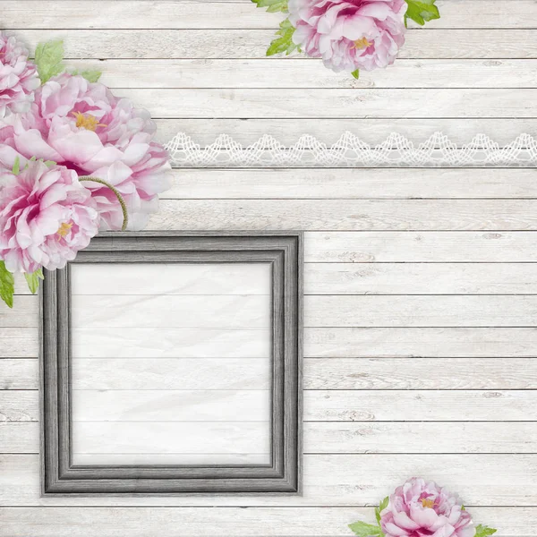 Винтажный деревянный фон с красивыми розовыми пионами и кружевами — стоковое фото