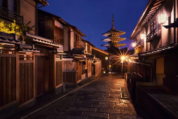 Yasaka-no-to Pagoda por la noche, Kyoto, Japón —  Fotos de Stock