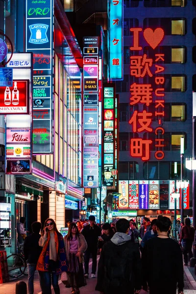 Billboardy i neon podpisuje w Shinjukus Kabuki-cho w dzielnicy znany również jako Sleepless miasto w Tokio, Japonia — Zdjęcie stockowe