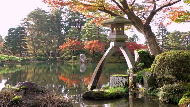 Giardino Kenrokuen durante la stagione momiji, città Kanazawa, prefettura di Ishikawa, Giappone — Video Stock