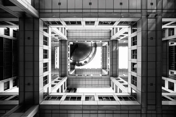 Blick von unten auf das Hauptquartier von fuji tv auf der Insel Odaiba, Tokio, Japan — Stockfoto