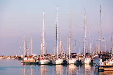 gün batımında yerleşik yat marinasıyla