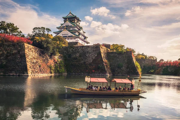 Barcos turísticos con turistas a lo largo del foso del Castillo de Osaka, Osaka, Japón —  Fotos de Stock