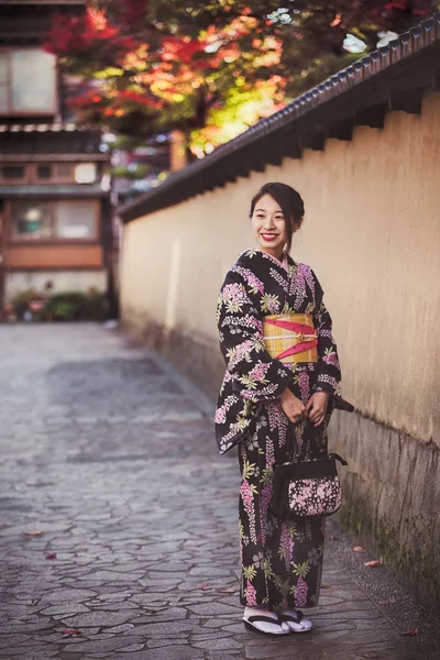 Hermosa chica japonesa en kimono tradicional posando en el distrito de samurai de Nagamachi, Kanazawa, Japón —  Fotos de Stock