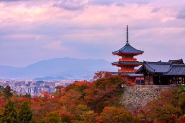 Sonbahar sezonu, Kyoto Sanjunoto pagoda ve Kiyomizu-dera Tapınağı üzerinde gündoğumu