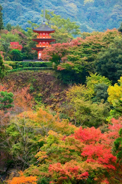 Koyasu пагода на Kiyomizu dera Temple районі в осінній сезон, Кіото — стокове фото