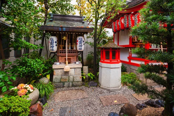 Santuario Shiogama cerca del santuario sintoísta Hinode Inari en el área del santuario Nishiki Tenmangu, Kyoto, Japón —  Fotos de Stock