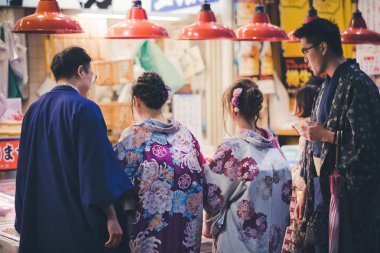 Omicho Ichiba Market, Kanazawa, Japonya geleneksel kimono içinde iki Japon çiftler