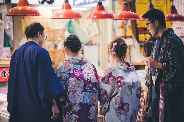 Dois casais japoneses em quimono tradicional no mercado Omicho Ichiba, Kanazawa, Japão — Fotografia de Stock
