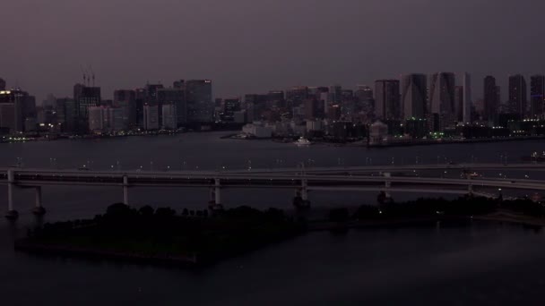 東京の日没後の東京タワーとレインボーブリッジの東京スカイライン — ストック動画
