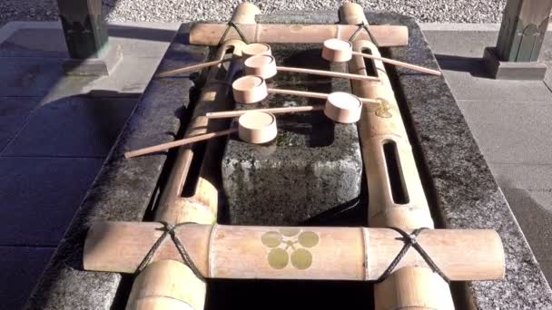 Water wassingen paviljoen voor een ceremoniële zuivering bij Oyama Shrine, Kanazawa — Stockvideo