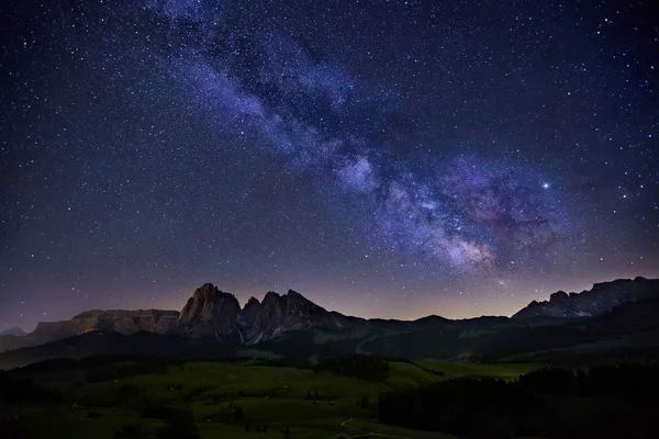 Milky Way over Alpe di Siusi in Dolomites, Italy — Stock Photo, Image