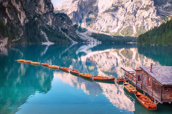 Wooden boats in a row on summer morning at Lago di Braies, Italy — Stock Photo, Image