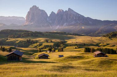 Alpe di Siusi üzerinde yaz gündoğumu, Dolomites, İtalya