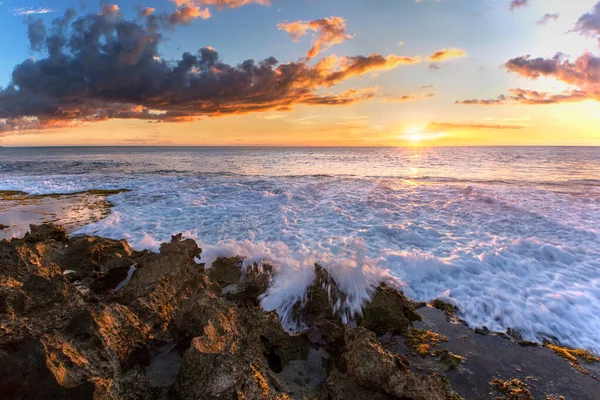 Zachód słońca z Ko Olina Beach Park. Hawaje — Zdjęcie stockowe