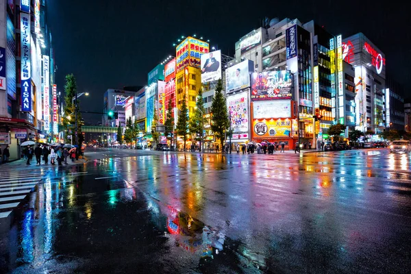 Luzes de néon e anúncios de outdoor em edifícios em Akihabara na noite chuvosa, Tóquio, Japão — Fotografia de Stock