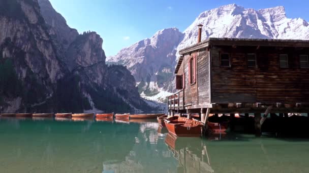 Houten boten en huis op zomerochtend in Lago di Braies, Italië — Stockvideo