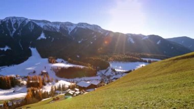 St. Maddalena köyünün panoramik manzarası, Dolomitler, İtalya