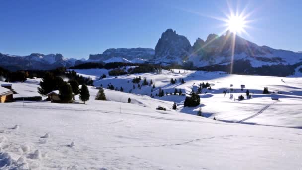 Inverno nascer do sol sobre Alpe di Siusi, Dolomites, Itália — Vídeo de Stock