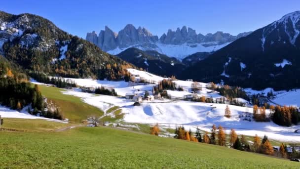 Vista panorámica del pueblo de Santa Magdalena, Dolomitas, Italia — Vídeos de Stock