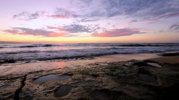 Onde che si infrangono su rocce vicino alla spiaggia Sunset, Oahu, Hawaii — Video Stock