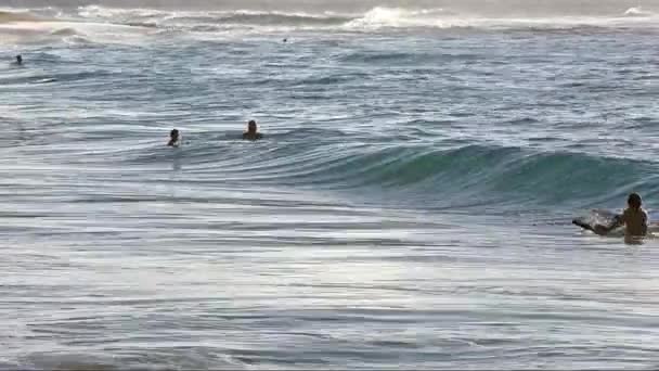 夏威夷瓦胡岛，海浪在沙滩上与一群未受过教育的人冲撞 — 图库视频影像