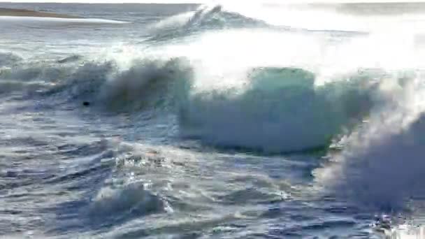 Olas que se estrellan en la playa de arena con un pueblo udidentified en Oahu, Hawaii — Vídeo de stock
