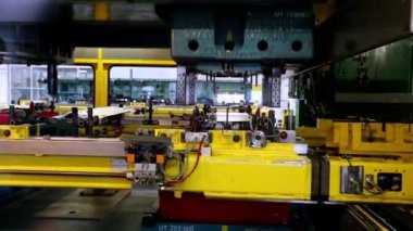 Araba fabrikasında damga izi var.