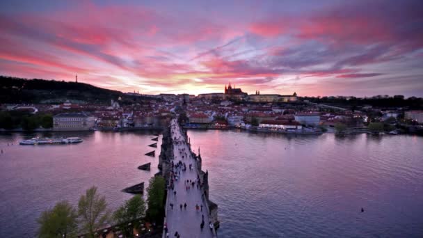 Atardecer sobre el Puente de Carlos y el Castillo de Praga, República Checa — Vídeo de stock