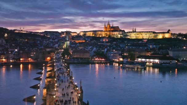 Zonsondergang over de Karelsbrug en het kasteel van Praag, Tsjechië — Stockvideo