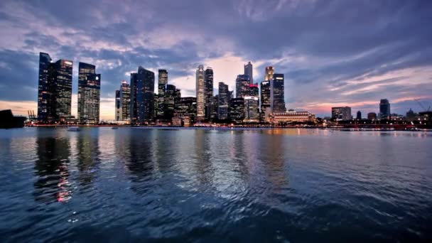 Singapore stad skyline på kvällen — Stockvideo