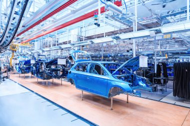 Otomobil fabrikasında otomatik kaporta